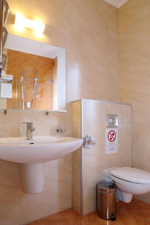 בוקובל Iris Hotel מראה חיצוני תמונה