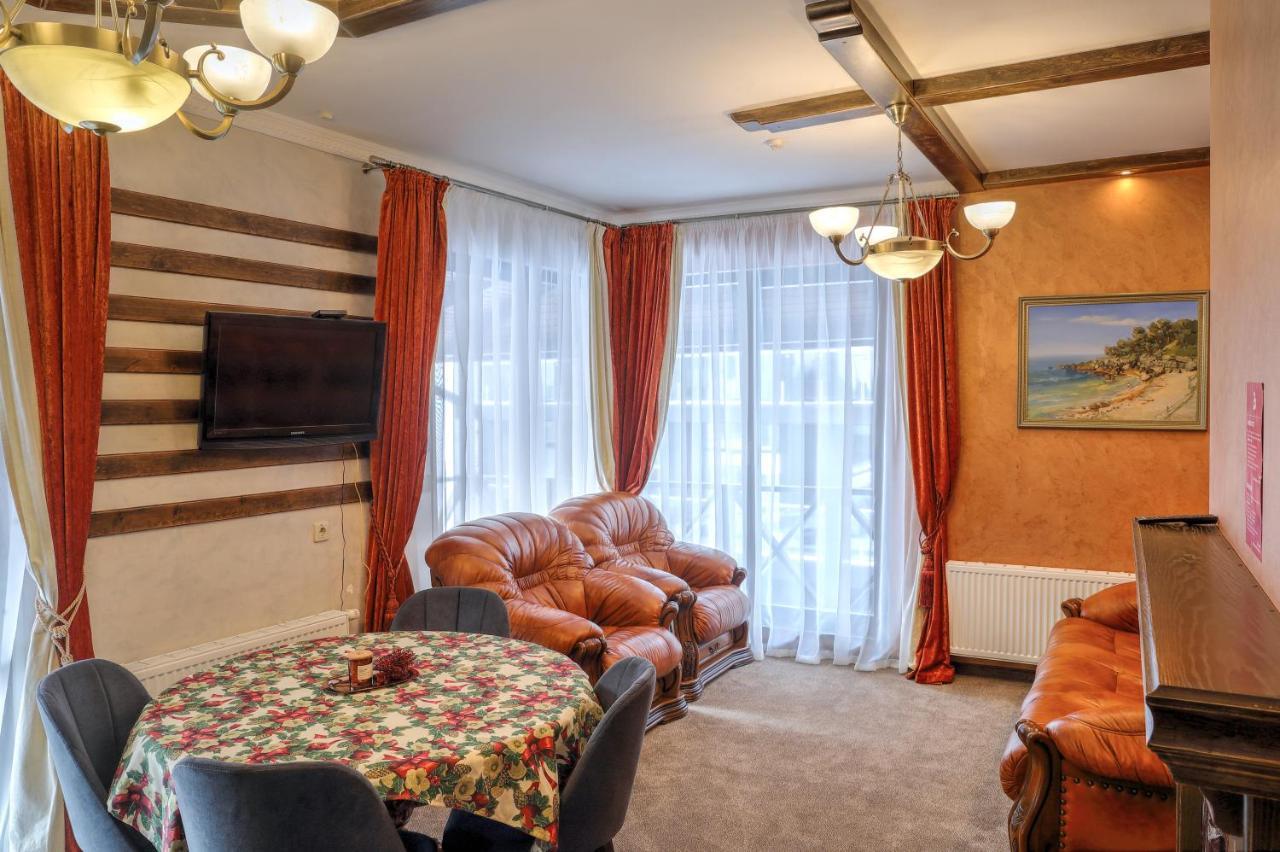 בוקובל Iris Hotel מראה חיצוני תמונה
